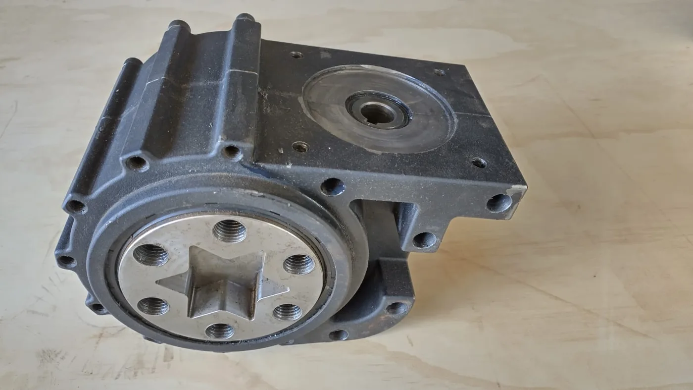 RG600 gearbox housing showing the star output coupling and mounting face